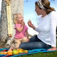 mom and child healty eating